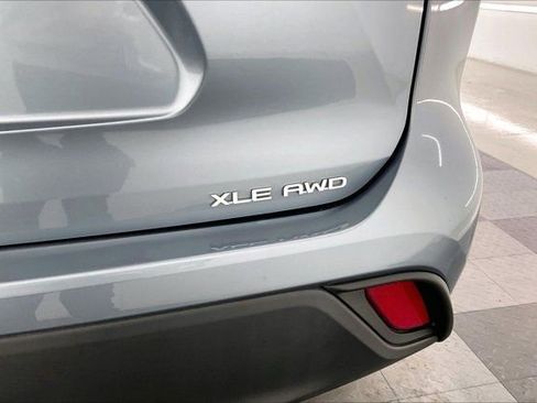 Used 2023 Toyota Highlander XLE AWD/4WD image 7