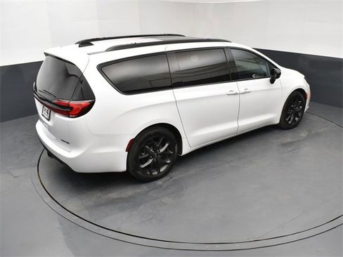 Used 2024 Chrysler Pacifica Limited w/ Uconnect Theater Family Group image 18