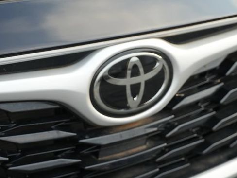Used 2023 Toyota Highlander XLE FWD image 11