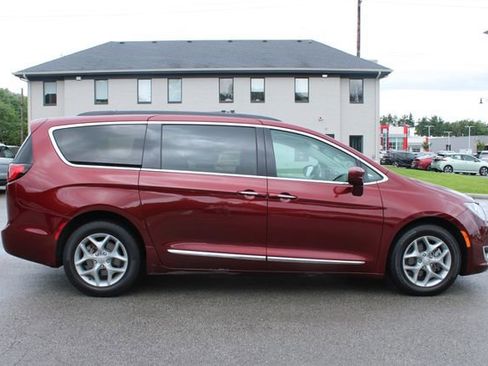 Used 2017 Chrysler Pacifica Touring-L w/ Tire & Wheel Group FWD image 6
