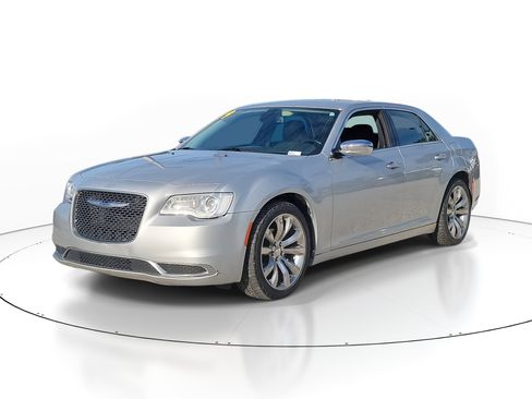 Used 2019 Chrysler 300 Touring w/ Chrome Appearance Package image 2