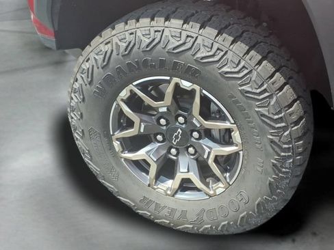 Used 2026 Chevrolet Colorado ZR2 w/ Technology Package AWD/4WD image 16