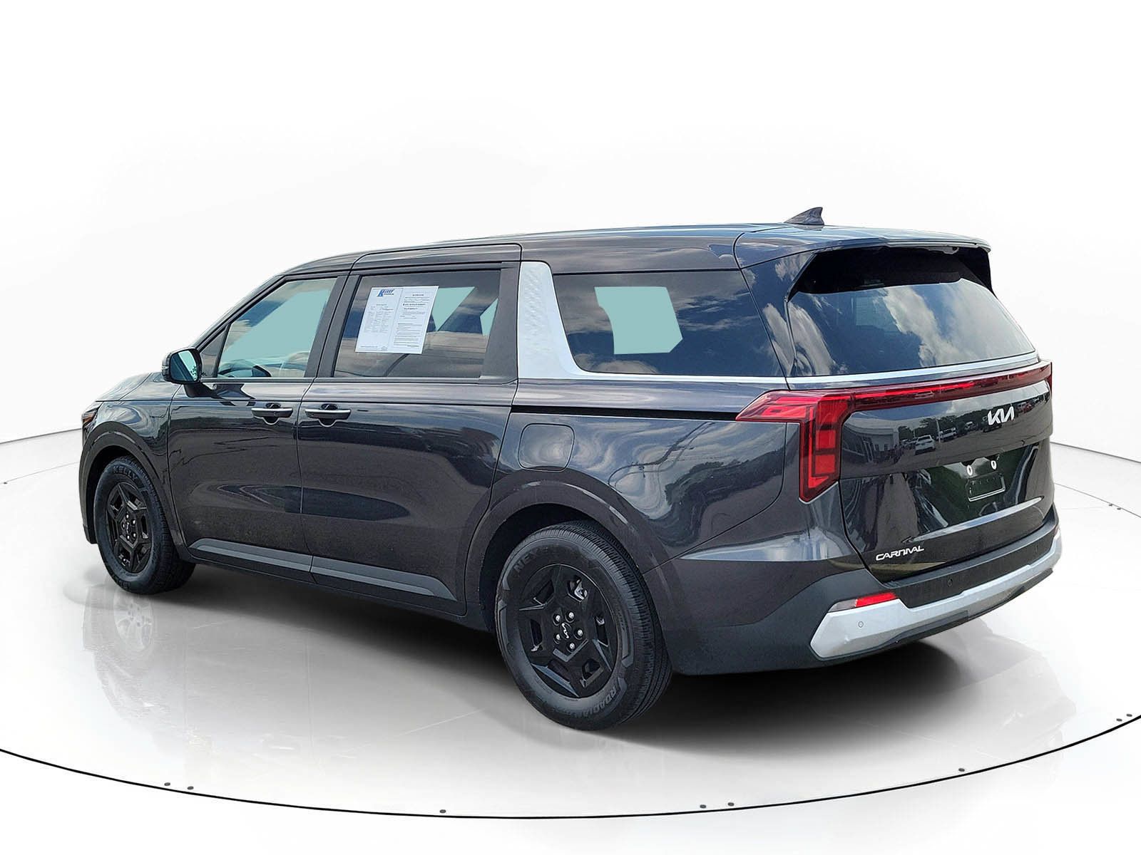 Used 2025 Kia Carnival FWD image 4