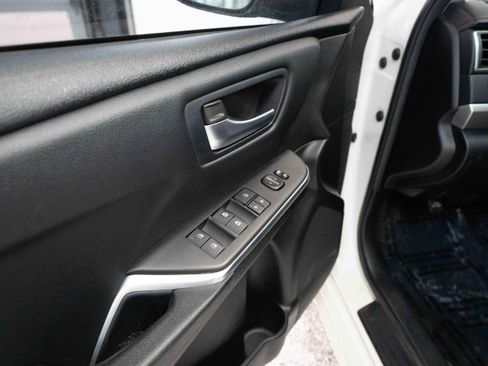 Used 2016 Toyota Camry SE image 7