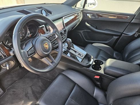Used 2023 Porsche Macan Turbo image 4