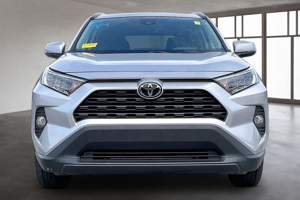 Used 2019 Toyota RAV4 XLE FWD image 2