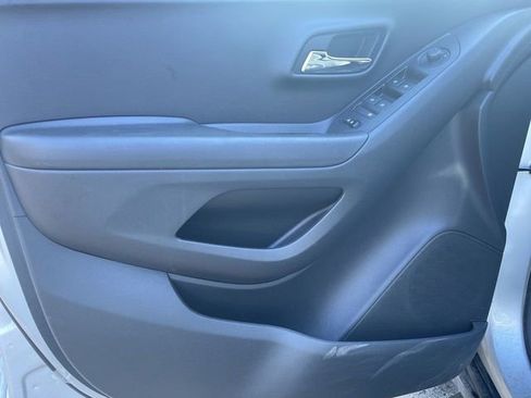 Used 2022 Chevrolet Trax LT w/ LT Convenience Package image 21