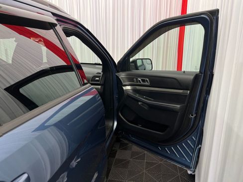Used 2018 Ford Explorer XLT AWD/4WD image 17