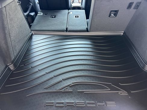 Certified 2026 Porsche Macan AWD/4WD image 17