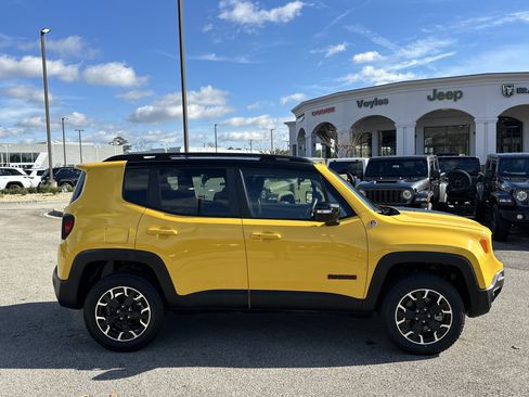 Used 2023 Jeep Renegade Trailhawk image 8