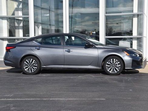 Used 2024 Nissan Altima 2.5 SV image 5
