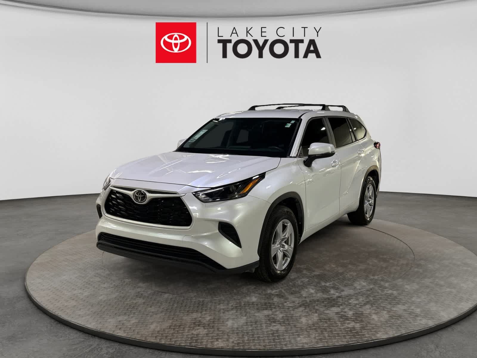 Used 2023 Toyota Highlander L FWD image 1