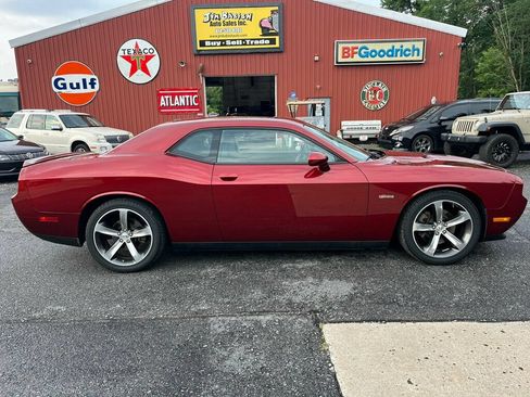 Used 2014 Dodge Challenger R/T RWD image 2