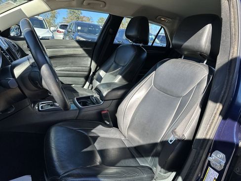 Used 2017 Chrysler 300 Limited image 11