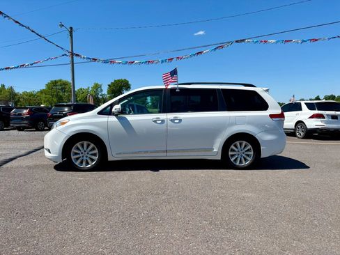 Used 2013 Toyota Sienna Limited w/ Premium Pkg FWD image 2