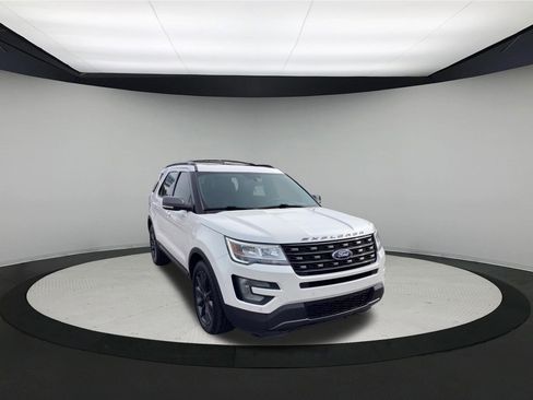 Used 2017 Ford Explorer XLT w/ XLT Appearance Package AWD/4WD image 2