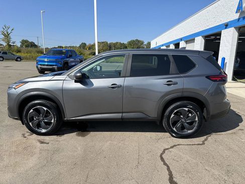 Used 2024 Nissan Rogue SV image 2