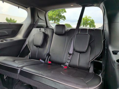 Used 2022 Chrysler Pacifica Limited w/ Uconnect Theater Family Group FWD image 39
