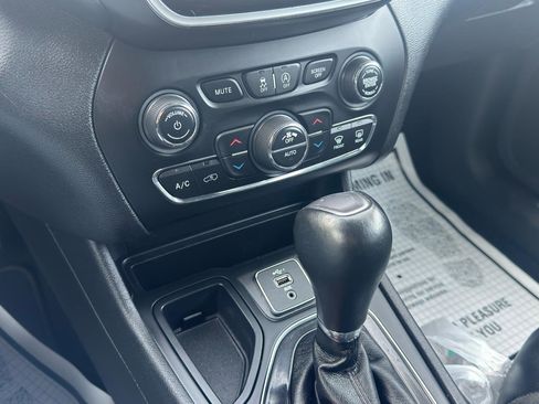 Used 2019 Jeep Cherokee Limited image 28