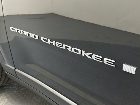 Used 2022 Jeep Grand Cherokee Limited w/ Luxury Tech Group II AWD/4WD image 19