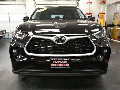 Certified 2024 Toyota Highlander LE image 2