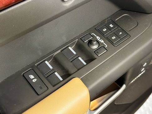 Used 2025 Land Rover Defender 130 X-Dynamic SE AWD/4WD image 19