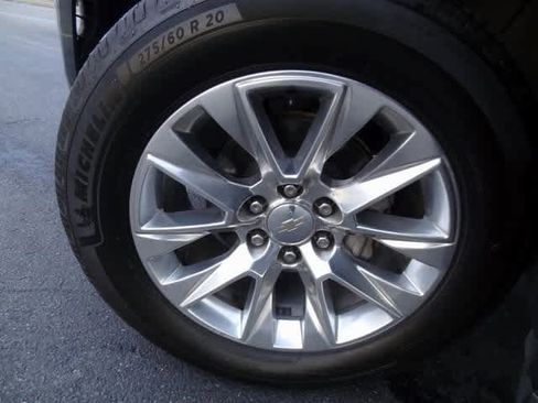 Used 2022 Chevrolet Suburban Premier image 35