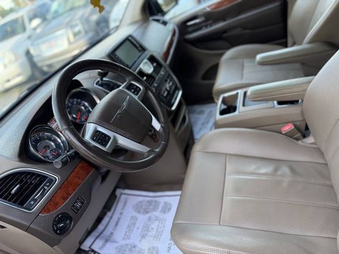 Used 2013 Chrysler Town & Country Touring FWD image 10