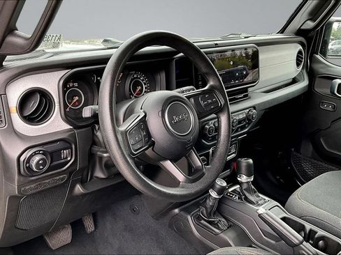 Used 2025 Jeep Gladiator Sport AWD/4WD image 4