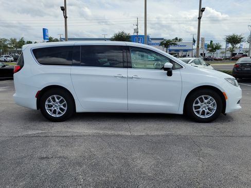 Used 2023 Chrysler Voyager LX FWD image 8