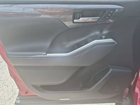 Used 2022 Toyota Highlander Limited FWD image 9