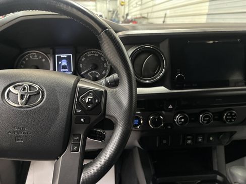 Used 2018 Toyota Tacoma TRD Sport image 17