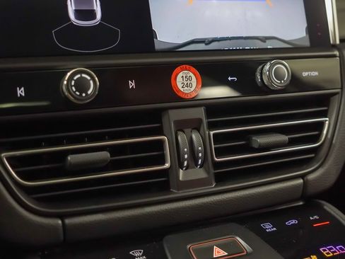 Used 2025 Porsche Macan image 32