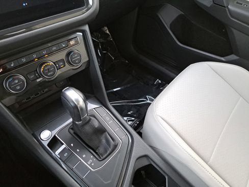 Certified 2019 Volkswagen Tiguan SE w/ Panoramic Sunroof Package image 25