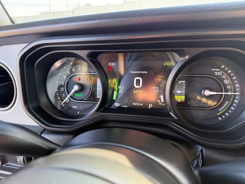 Used 2024 Jeep Wrangler Unlimited w/ Convenience Group AWD/4WD image 29