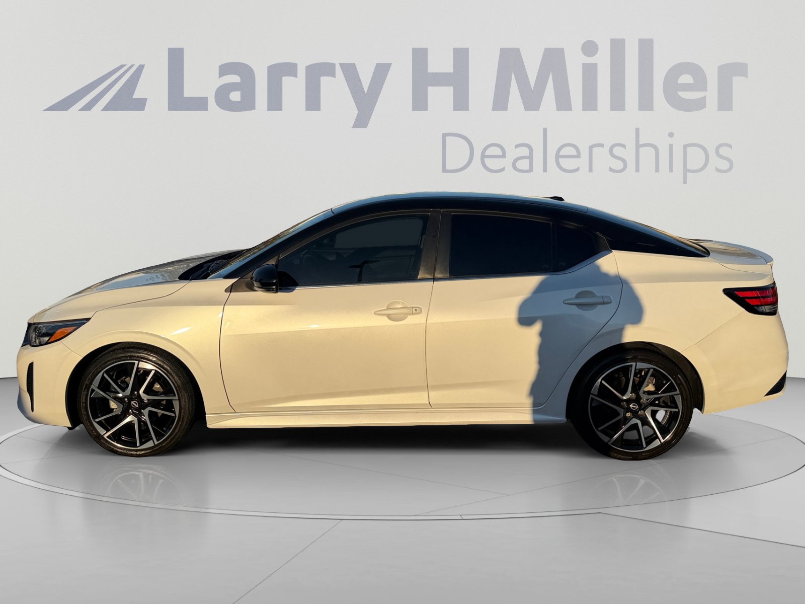Used 2024 Nissan Sentra SR FWD image 2