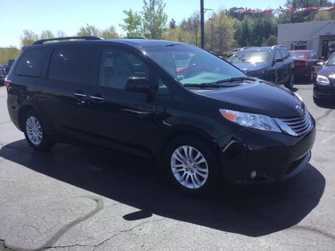 Used 2017 Toyota Sienna XLE w/ XLE Navigation Package FWD image 7