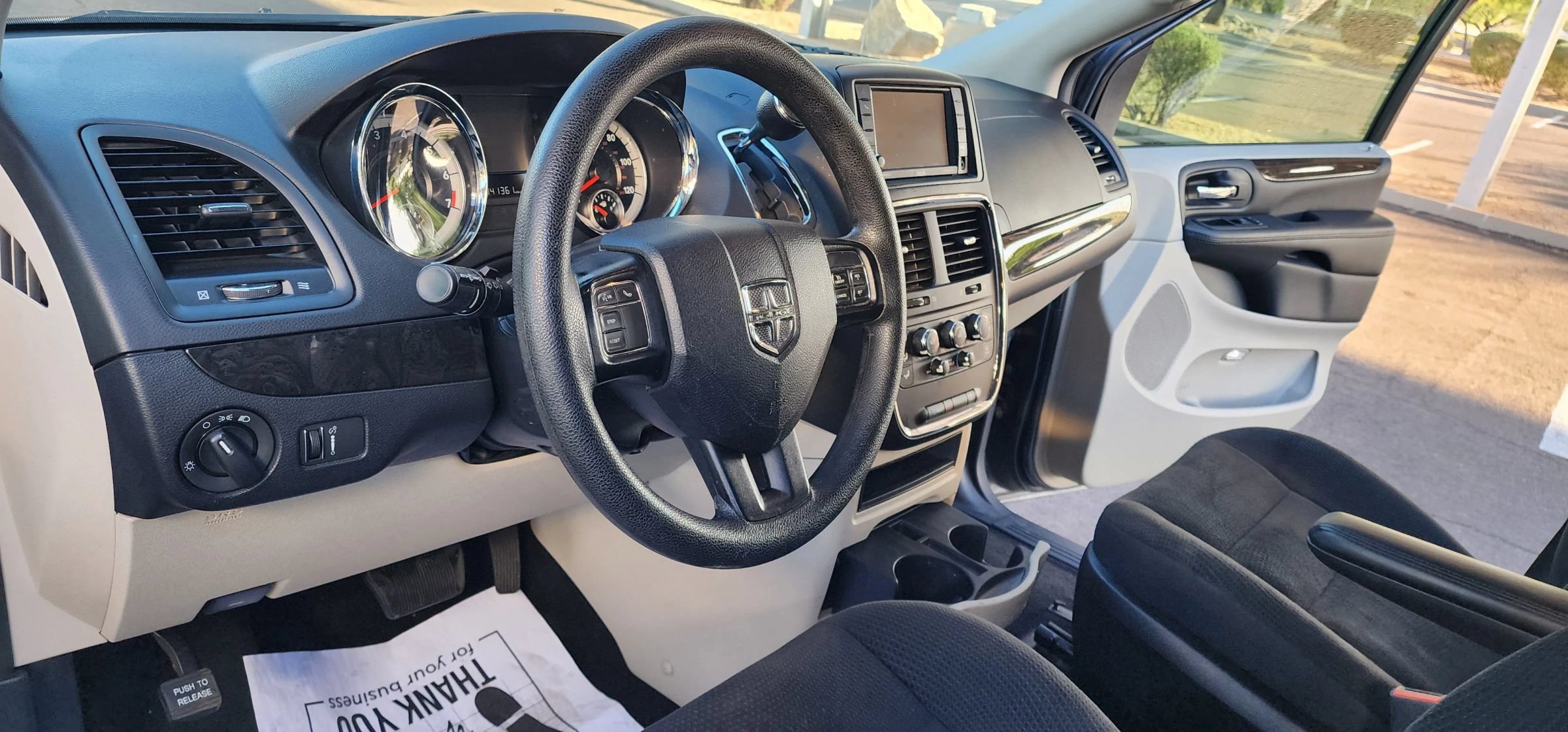 Used 2018 Dodge Grand Caravan SE w/ UConnect Hands-Free Group FWD image 11