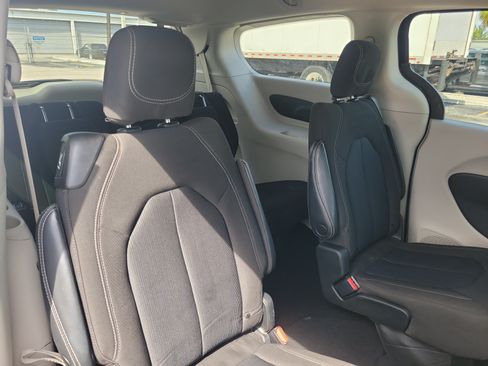Used 2023 Chrysler Voyager LX FWD image 6