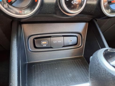 Used 2024 Hyundai Venue SE image 11