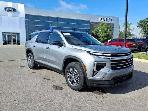 Used 2026 Chevrolet Traverse LT FWD image 1