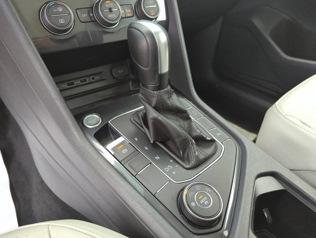 Used 2020 Volkswagen Tiguan SEL AWD/4WD image 42