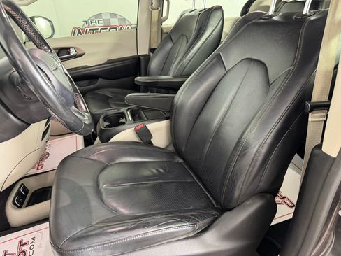 Used 2019 Chrysler Pacifica Touring-L FWD image 33