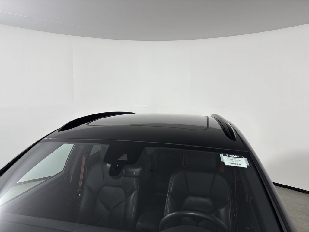 Certified 2023 Porsche Macan AWD/4WD image 17