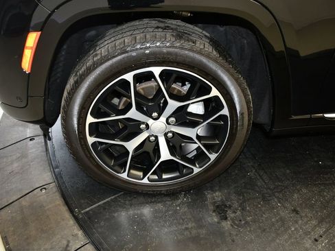 Used 2023 Jeep Grand Cherokee Summit AWD/4WD image 16