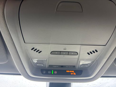 Used 2021 GMC Acadia SLT w/ Elevation Edition image 7