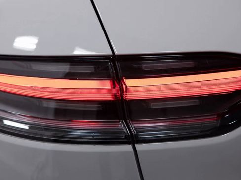 Certified 2025 Porsche Macan image 36