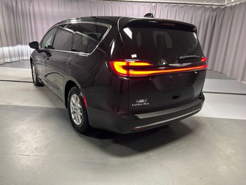 Used 2025 Chrysler Pacifica Select image 5