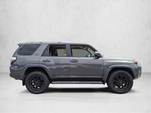 Used 2018 Toyota 4Runner SR5 AWD/4WD image 4