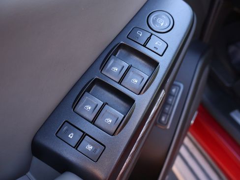 Used 2015 Chevrolet Suburban LT image 7